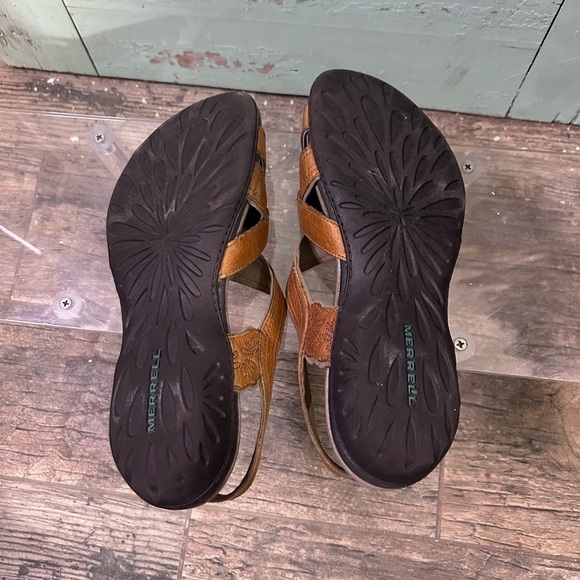Women’s Merrell “Bassoon” brown/tan leather sandals with a cross strap design - Picture 5 of 6